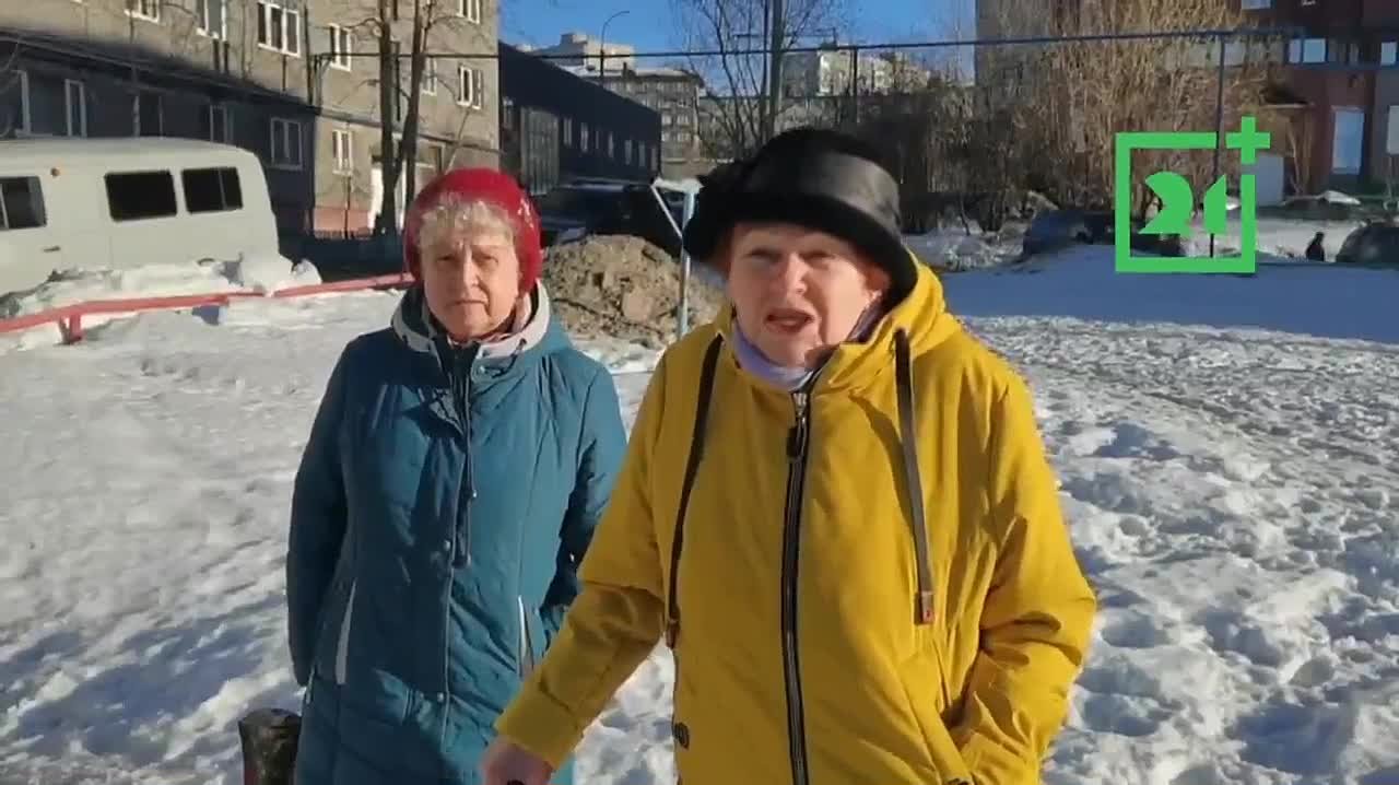 Снег не вывозили месяцами: мурманский двор превращается в болото