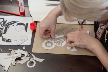 Линогравюры на картоне освоили пожилые северяне в Мурманске