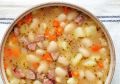 Суп из фасоли с копчеными ребрышками: сытное угощение для всей семьи