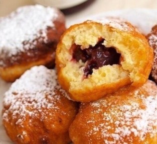 Вкусные пончики с вишневым джемом