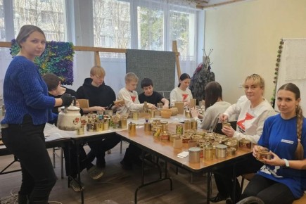 «Север помогает»: в Терском округе прошел мастер-класс по созданию окопных свечей