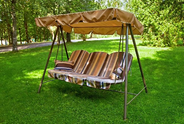 Как выбрать идеальные садовые качели для дачи