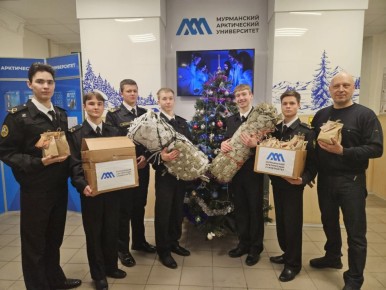 В Мурманском арктическом университете продолжают плести маскировочные сети для СВО