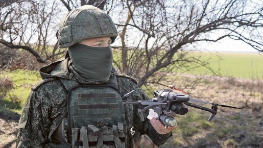 Мишка с джойстиком. Дроноводы группировки войск "Днепр" и "Медведя" научат летать мастерски Оператор беспилотных систем одного из мотострелковых полков группировки войск "Днепр" ефрейтор Михаил с позывным "Медведь" на...