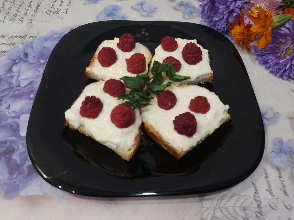 Нежные горячие бутерброды с творогом и ягодами для идеального завтрака