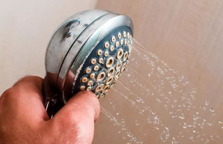 Как очистить душевую лейку за 15 минут: простые и эффективные способы