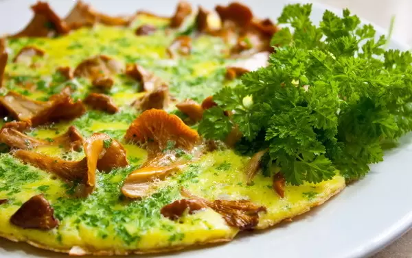 Пробуждение вкуса: наслаждайтесь утренним омлетом с лисичками