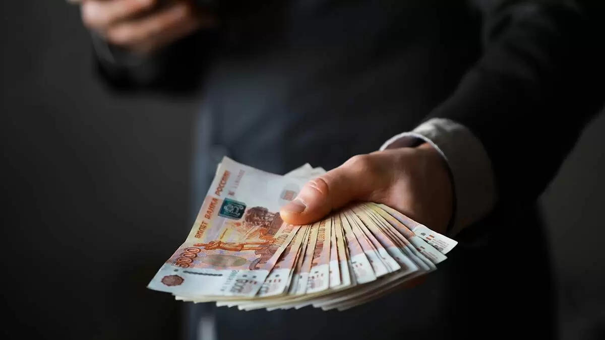 Непревзойденные зарплаты: работники НПФ и денежные посредники на вершине в России