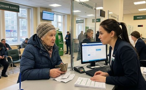 Сотрудница банка спасла мурманскую пенсионерку от потери полумиллиона рублей