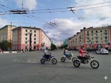 На улицах Мурманска снова заметили подростков на питбайках
