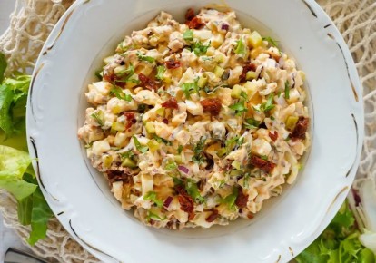 Непревзойденный салат с вялеными помидорами: легкость и вкус в каждом кусочке