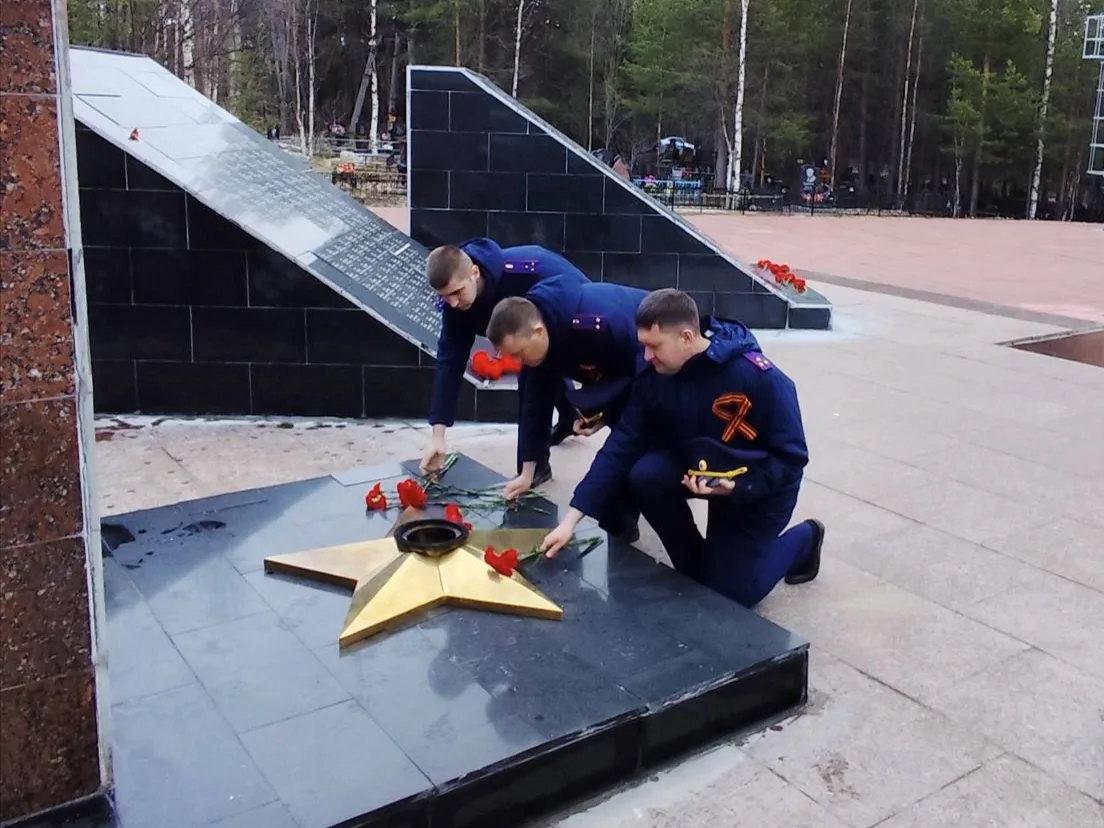В Кандалакше следователи почтили память защитников нашей Родины В Кандалакше следователи почтили память защитников нашей Родины