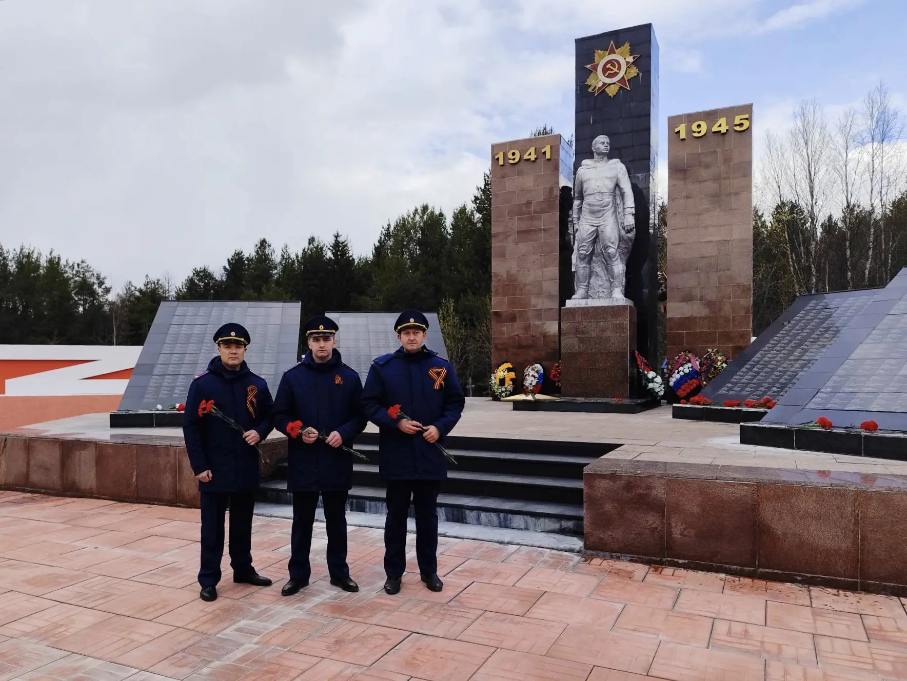 В Кандалакше следователи почтили память защитников нашей Родины