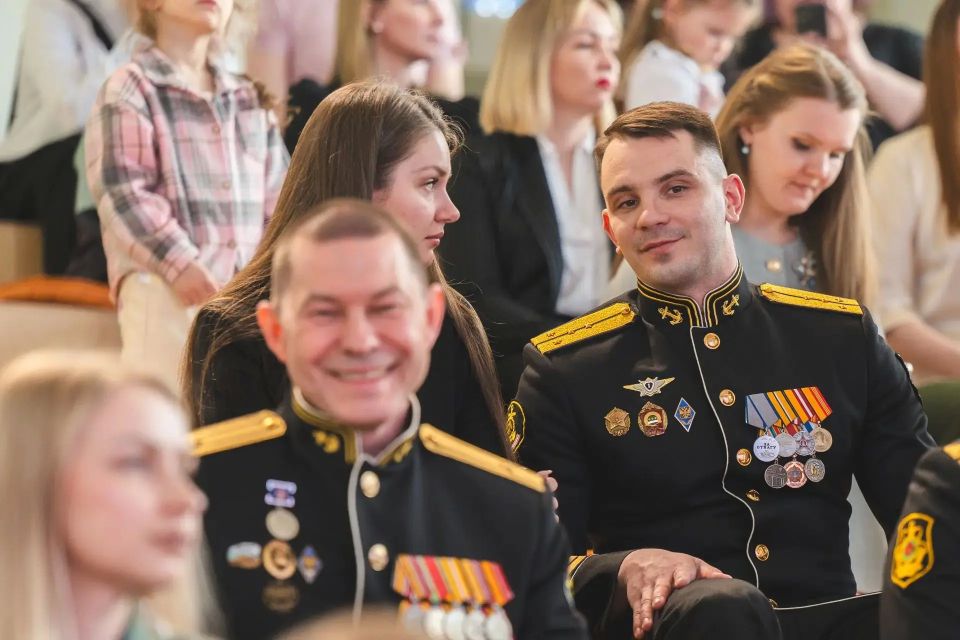 Андрей Чибис вручил дипломы выпускникам образовательного этапа региональной кадровой программы «Герои Севера» Андрей Чибис вручил дипломы выпускникам образовательного этапа региональной кадровой программы «Герои Севера»