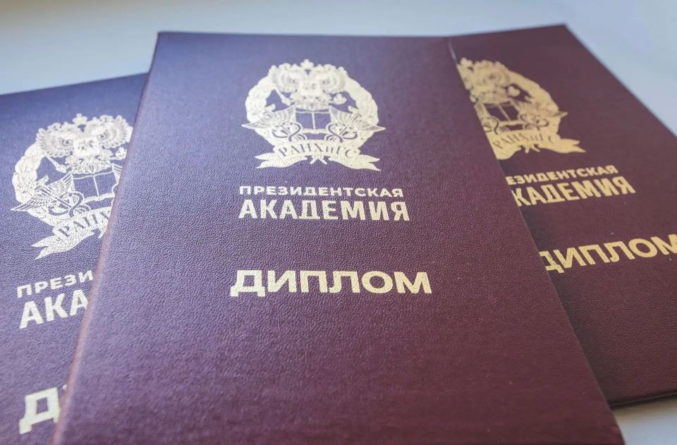 Андрей Чибис вручил дипломы выпускникам образовательного этапа региональной кадровой программы «Герои Севера» Андрей Чибис вручил дипломы выпускникам образовательного этапа региональной кадровой программы «Герои Севера»