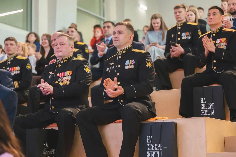 Андрей Чибис вручил дипломы выпускникам образовательного этапа региональной кадровой программы «Герои Севера» Андрей Чибис вручил дипломы выпускникам образовательного этапа региональной кадровой программы «Герои Севера»