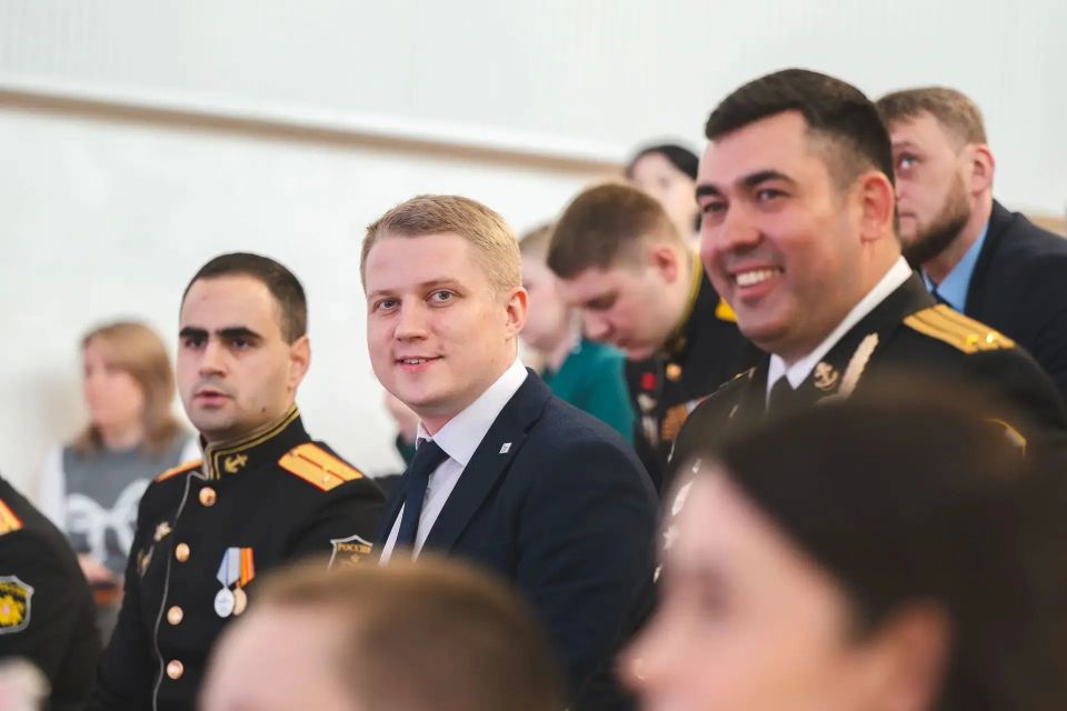 Андрей Чибис вручил дипломы выпускникам образовательного этапа региональной кадровой программы «Герои Севера» Андрей Чибис вручил дипломы выпускникам образовательного этапа региональной кадровой программы «Герои Севера»