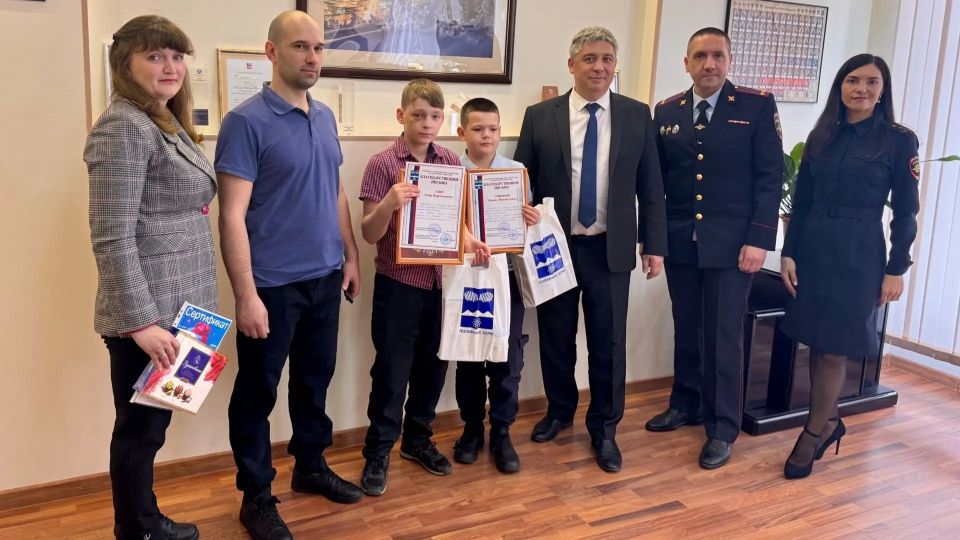Школьник в Полярных Зорях нашел на улице 350 тысяч рублей и отнес их в полицию