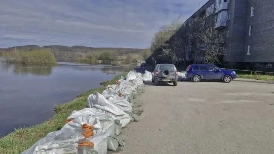 Уровень воды в реке Кола постепенно снижается Уровень воды в реке Кола постепенно снижается