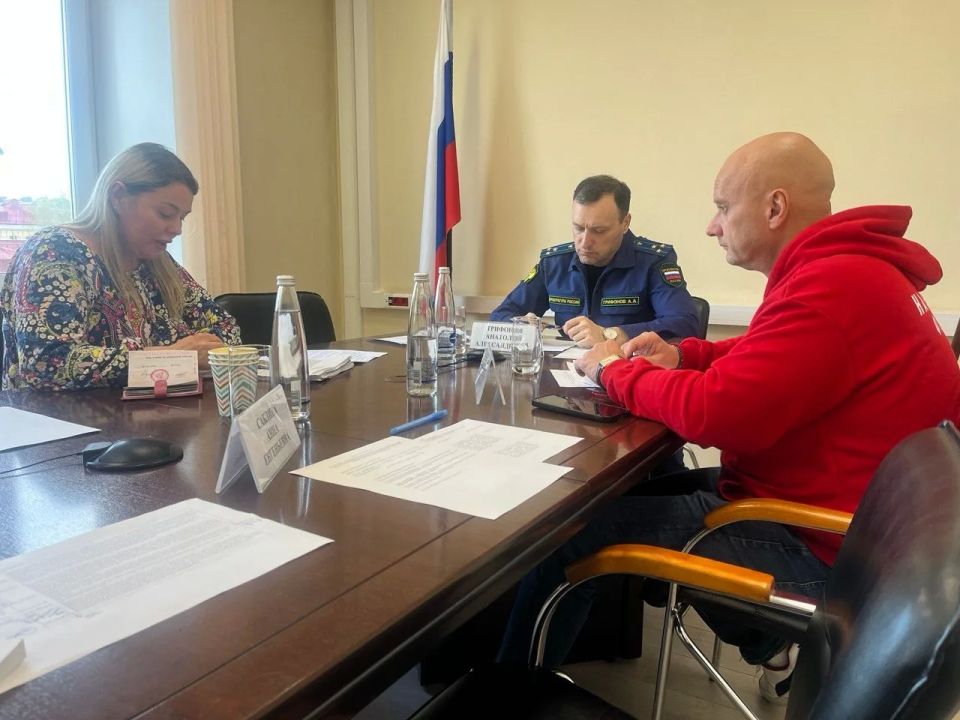 Исполняющий обязанности прокурора Мурманской области Анатолий Трифонов и руководитель Мурманского регионального исполкома Общероссийского народного фронта Максим Сахневич на площадке региональной прокуратуры провели... Исполняющий обязанности прокурора Мурманской области Анатолий Трифонов и руководитель Мурманского регионального исполкома Общероссийского народного фронта Максим Сахневич на площадке региональной прокуратуры провели...