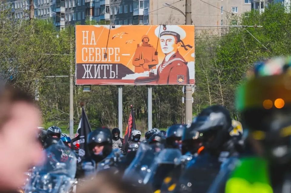 Открытие мотосезона 2026. Более 300 байкеров проехали сегодня по центральным проспектам через весь город до мемориала Защитникам Советского Заполярья Открытие мотосезона 2026. Более 300 байкеров проехали сегодня по центральным проспектам через весь город до мемориала Защитникам Советского Заполярья