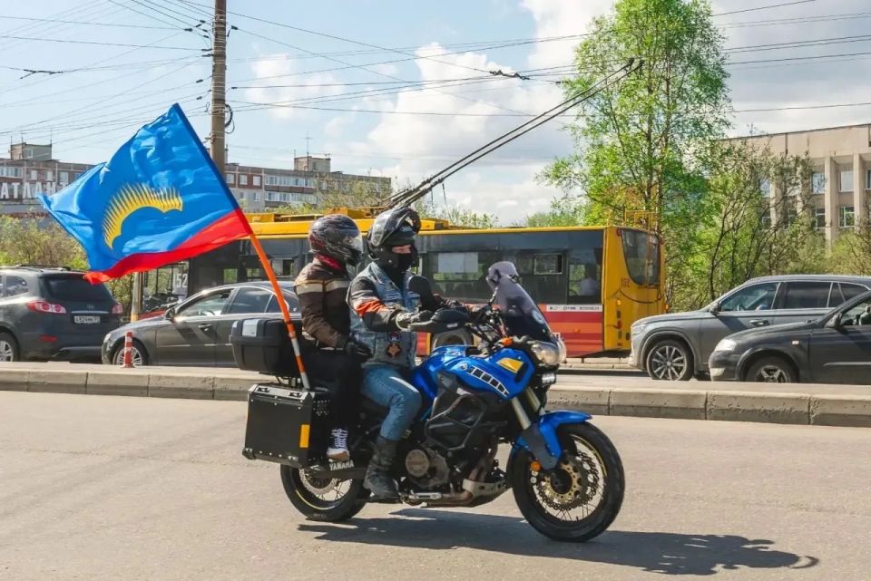 Открытие мотосезона 2026. Более 300 байкеров проехали сегодня по центральным проспектам через весь город до мемориала Защитникам Советского Заполярья Открытие мотосезона 2026. Более 300 байкеров проехали сегодня по центральным проспектам через весь город до мемориала Защитникам Советского Заполярья