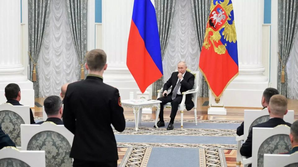 Владимир Путин провёл встречу с выпускниками федеральной кадровой программы «Время героев» Владимир Путин провёл встречу с выпускниками федеральной кадровой программы «Время героев»