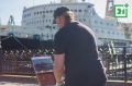 Художник Евгений из Череповца рисует атомный ледокол «Ленин» в Мурманске