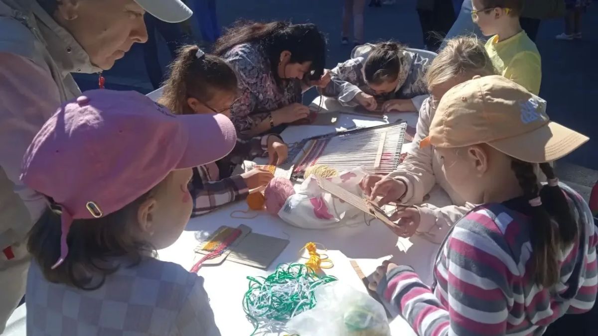 В минувшие выходные улица Ленинградская стала центром притяжения жителей и гостей города — в рамках проекта «Мурманский Арбат» здесь прошла насыщенная культурнодосуговая программа В минувшие выходные улица Ленинградская стала центром притяжения жителей и гостей города — в рамках проекта «Мурманский Арбат» здесь прошла насыщенная культурнодосуговая программа