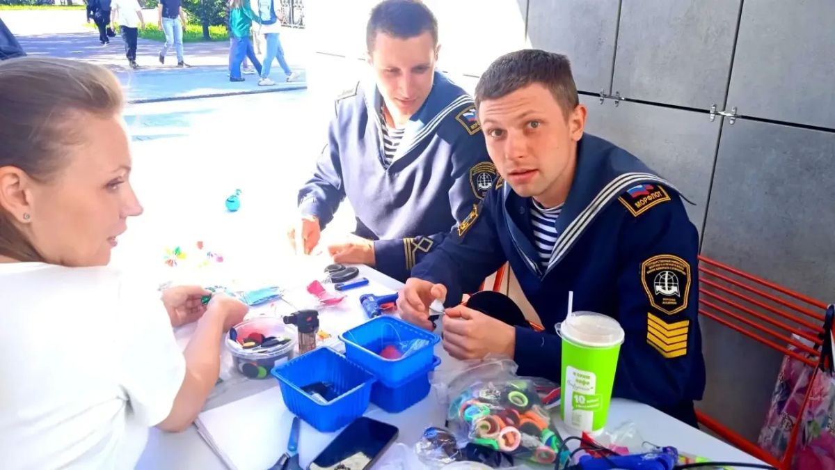В минувшие выходные улица Ленинградская стала центром притяжения жителей и гостей города — в рамках проекта «Мурманский Арбат» здесь прошла насыщенная культурнодосуговая программа