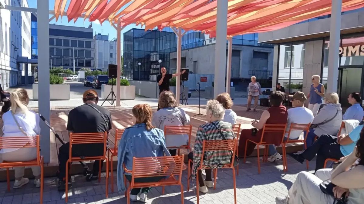 В минувшие выходные улица Ленинградская стала центром притяжения жителей и гостей города — в рамках проекта «Мурманский Арбат» здесь прошла насыщенная культурнодосуговая программа В минувшие выходные улица Ленинградская стала центром притяжения жителей и гостей города — в рамках проекта «Мурманский Арбат» здесь прошла насыщенная культурнодосуговая программа