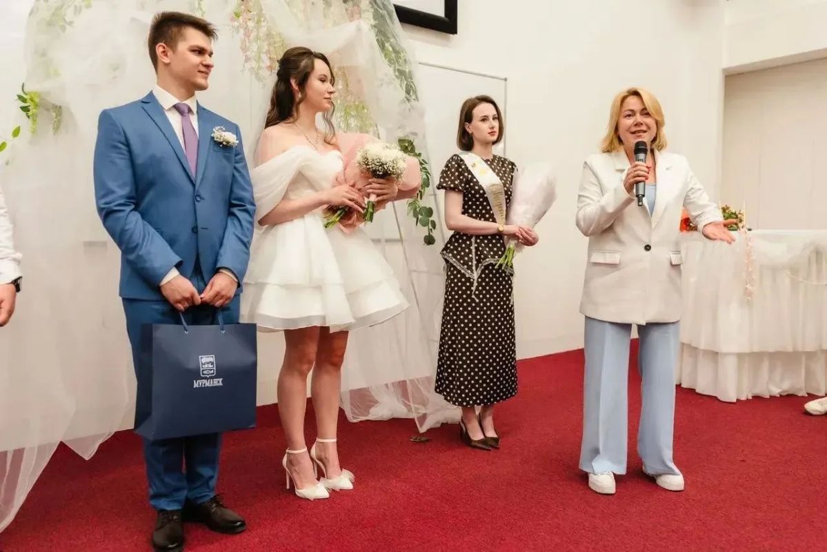 Сегодня в Мурманском арктическом университете родилась новая студенческая семья! Виталий Таранченко и Анастасия Соколова зарегистрировали свой брак в рамках всероссийского проекта Минобрнауки России «Семейный диплом» Сегодня в Мурманском арктическом университете родилась новая студенческая семья! Виталий Таранченко и Анастасия Соколова зарегистрировали свой брак в рамках всероссийского проекта Минобрнауки России «Семейный диплом»