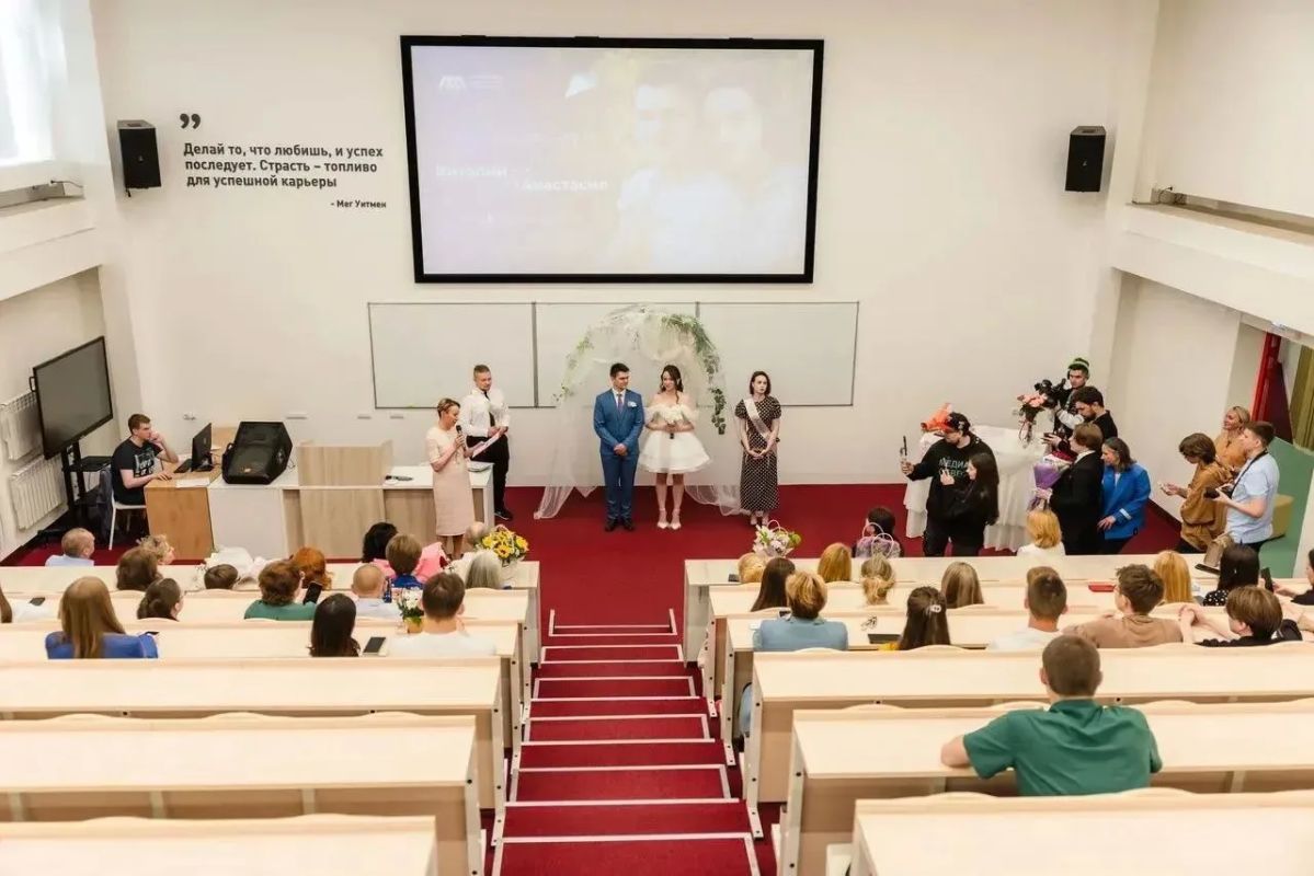 Сегодня в Мурманском арктическом университете родилась новая студенческая семья! Виталий Таранченко и Анастасия Соколова зарегистрировали свой брак в рамках всероссийского проекта Минобрнауки России «Семейный диплом» Сегодня в Мурманском арктическом университете родилась новая студенческая семья! Виталий Таранченко и Анастасия Соколова зарегистрировали свой брак в рамках всероссийского проекта Минобрнауки России «Семейный диплом»