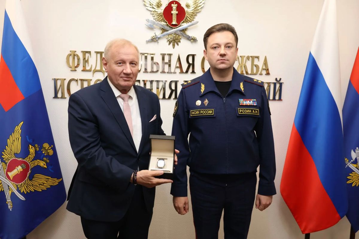 Охарактеризовав деятельность общественных советов как предметную, плодотворную и конструктивную, Александр Розин довел до участников информацию о ключевых проектах, содействующих решению возложенных на УИС задач, а также... Охарактеризовав деятельность общественных советов как предметную, плодотворную и конструктивную, Александр Розин довел до участников информацию о ключевых проектах, содействующих решению возложенных на УИС задач, а также...