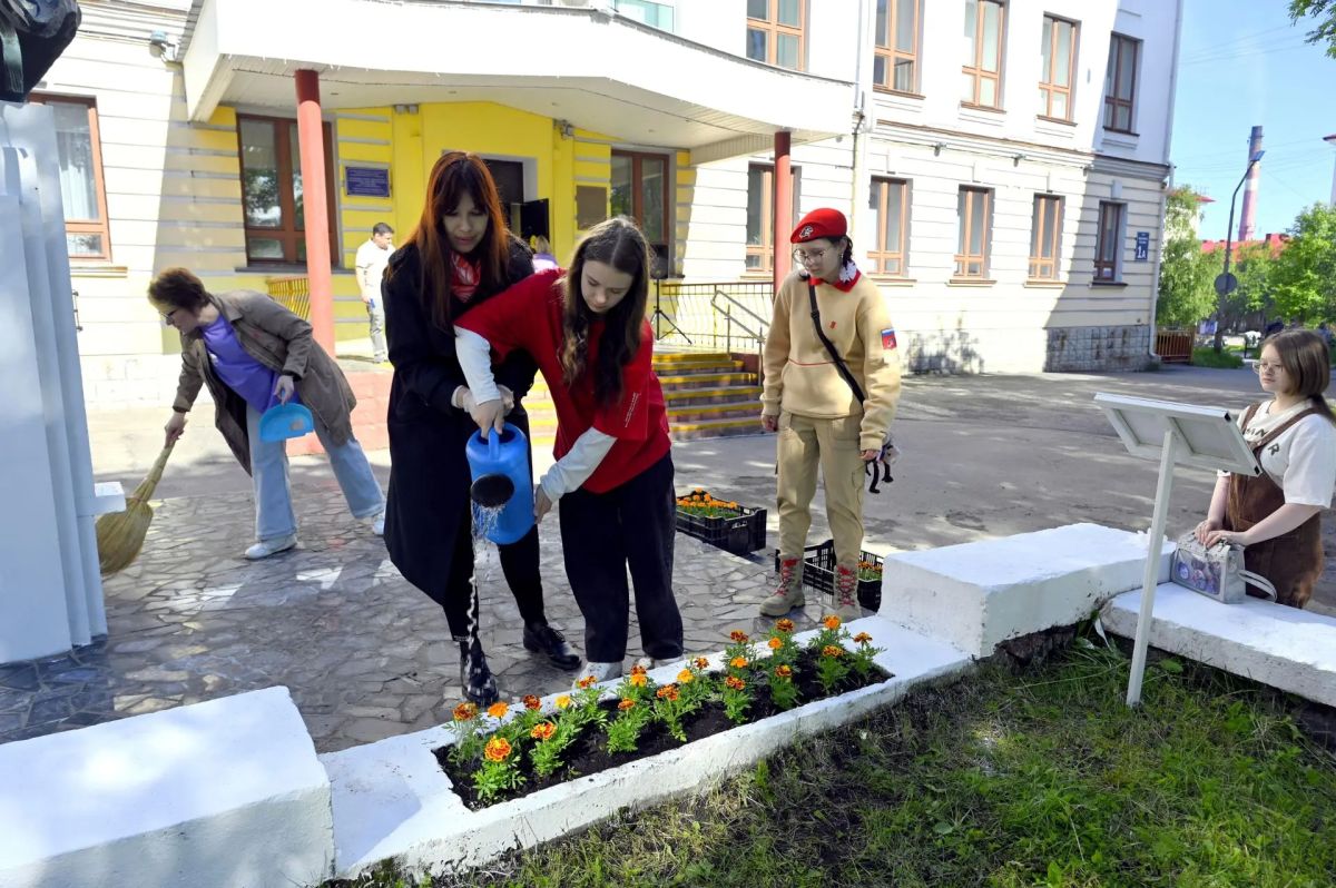Обновленный памятник юнге Северного флота Саше Ковалеву торжественно открыли в Североморске Обновленный памятник юнге Северного флота Саше Ковалеву торжественно открыли в Североморске