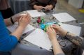 Мастеркласс «Калинкамалинка» собрал творческих и инициативных мурманчан в Центре современной культуры и творчества (ул. Зои Космодемьянской, 2а). Сегодня участники лепили веточки калины из самозастывающей полимерной глины