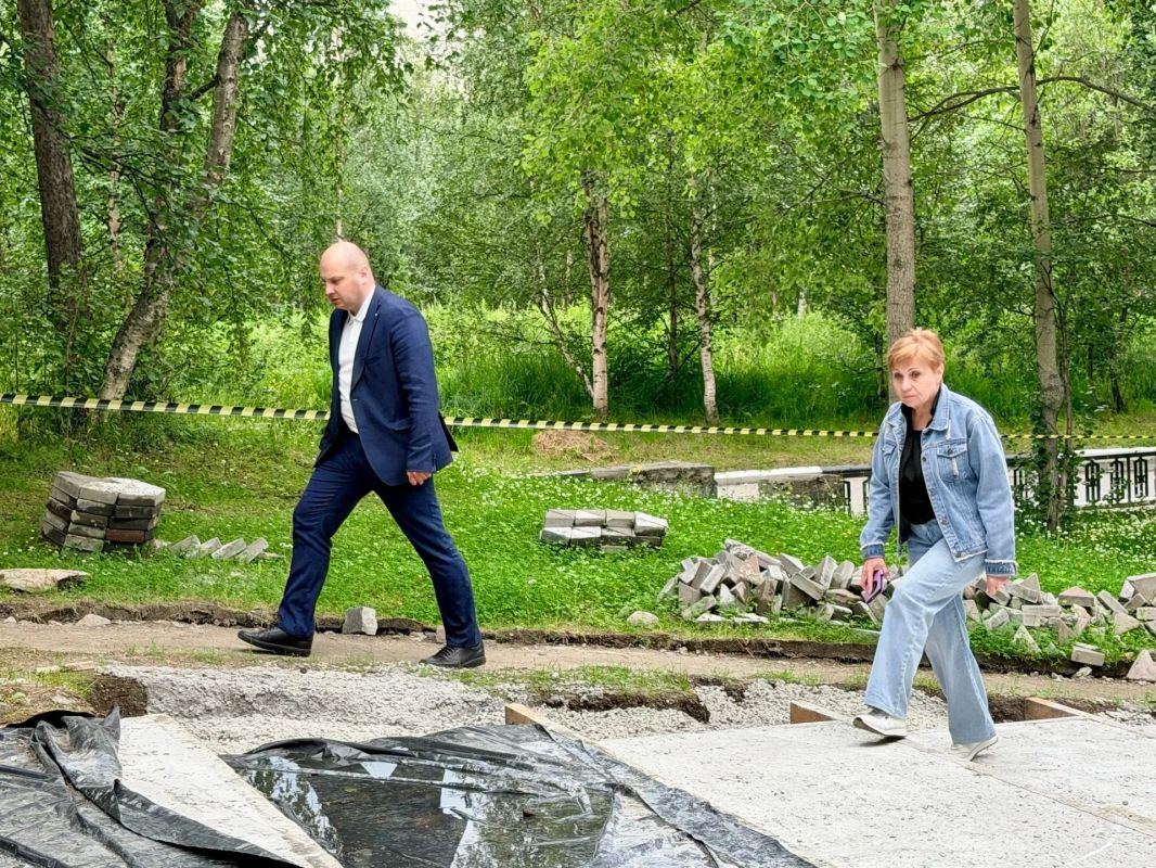 Местные новости. Мурманск Иван Лебедев совместно с и.о. министра транспорта Мурманской области Олегом Стародубцевым, депутатами областной Думы Евгением Тарбаевым и Романом Пономаревым, а также руководителем регионального... Местные новости. Мурманск Иван Лебедев совместно с и.о. министра транспорта Мурманской области Олегом Стародубцевым, депутатами областной Думы Евгением Тарбаевым и Романом Пономаревым, а также руководителем регионального...