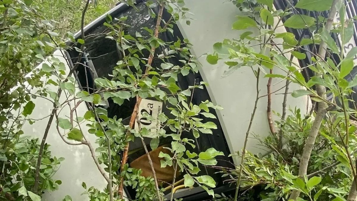 В Кировске перевернулся пассажирский микроавтобус №102: двое пострадавших в больнице В Кировске перевернулся пассажирский микроавтобус №102: двое пострадавших в больнице