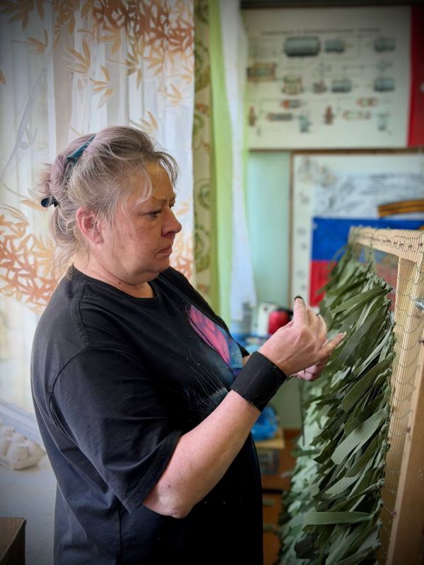 Марьяна Наумова: В Мурманске я познакомилась с замечательными женщинами из ЧВК «Вяжем Добро», которые с 2023 года безостановочно плетут маскировочные сети, накидки-«ёжики» и нашлемники для наших ребят на фронт Марьяна Наумова: В Мурманске я познакомилась с замечательными женщинами из ЧВК «Вяжем Добро», которые с 2023 года безостановочно плетут маскировочные сети, накидки-«ёжики» и нашлемники для наших ребят на фронт