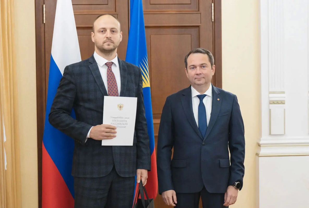 Андрей Чибис вручил благодарственные письма специалистам за участие в шефской помощи новым регионам России Андрей Чибис вручил благодарственные письма специалистам за участие в шефской помощи новым регионам России