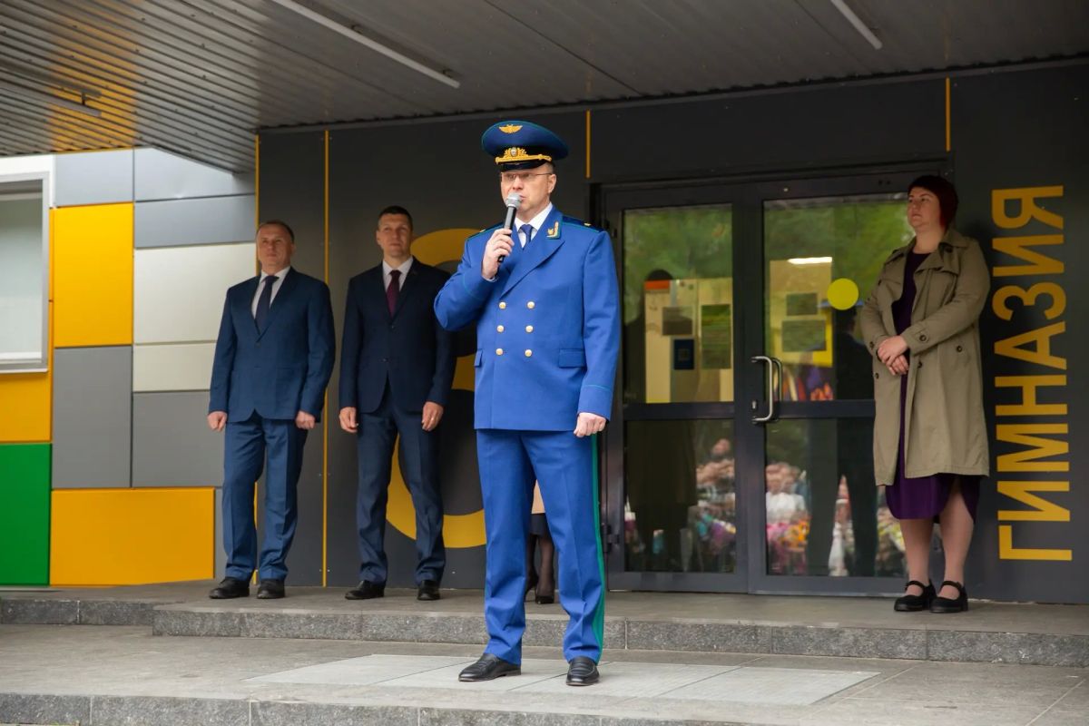 Прокурор Мурманской области посетил торжественную линейку и поздравил школьников с началом нового учебного года