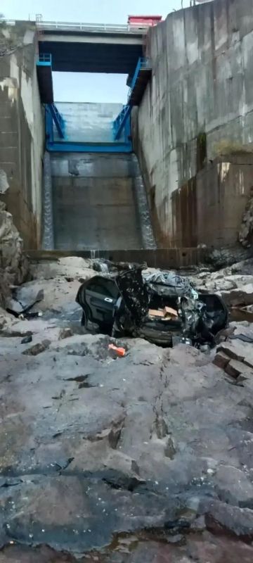 На дороге к Териберке погиб человек – машина упала с крутого склона На дороге к Териберке погиб человек – машина упала с крутого склона