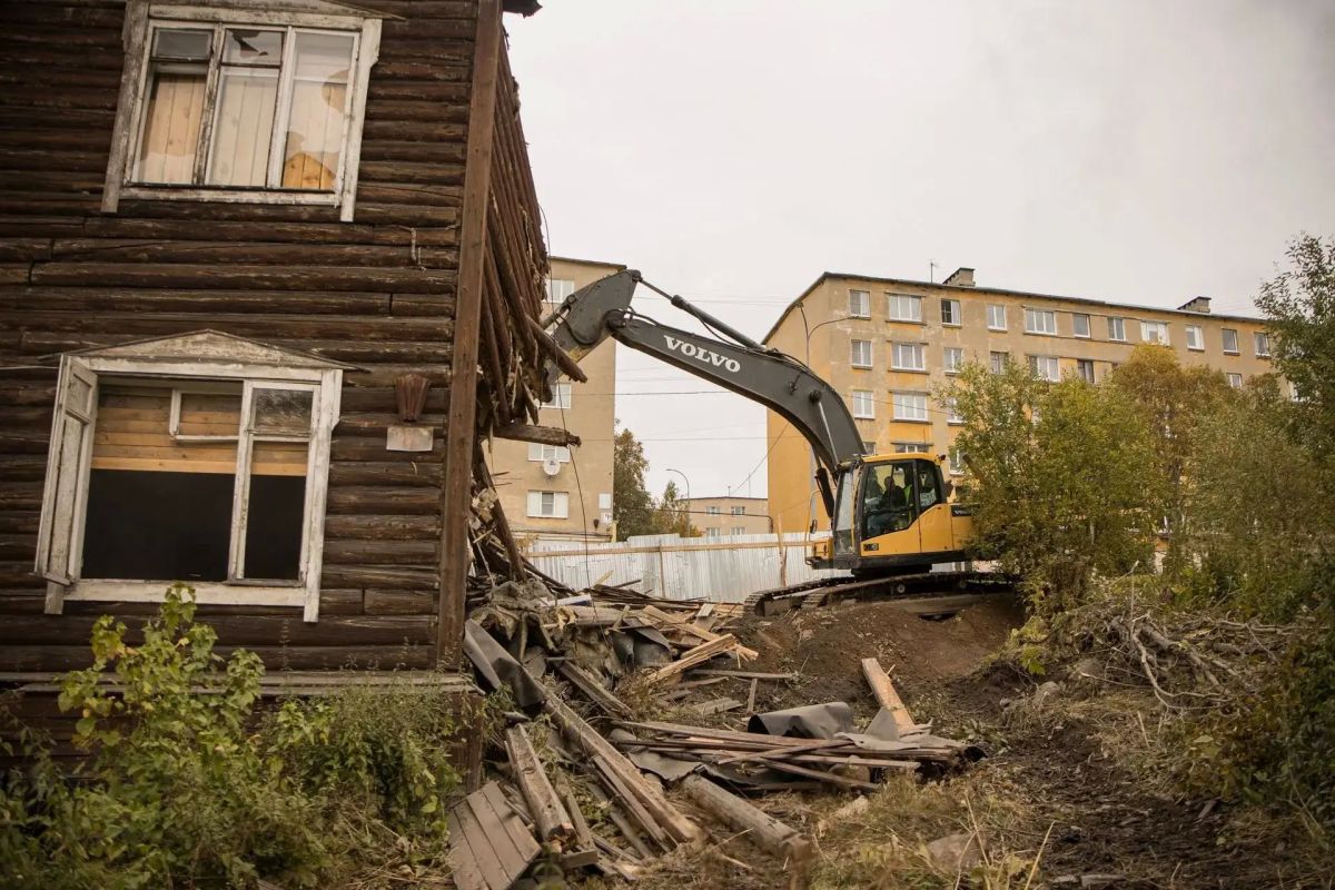 В Мурманске снесен еще один ветхий дом В Мурманске снесен еще один ветхий дом