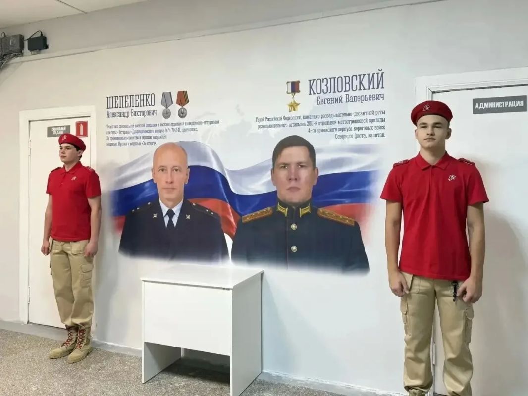 В День единых действий в Мурманской области открыли новые муралы и «Парты Героя» В День единых действий в Мурманской области открыли новые муралы и «Парты Героя»