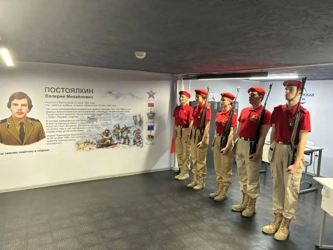 В День единых действий в Мурманской области открыли новые муралы и «Парты Героя» В День единых действий в Мурманской области открыли новые муралы и «Парты Героя»