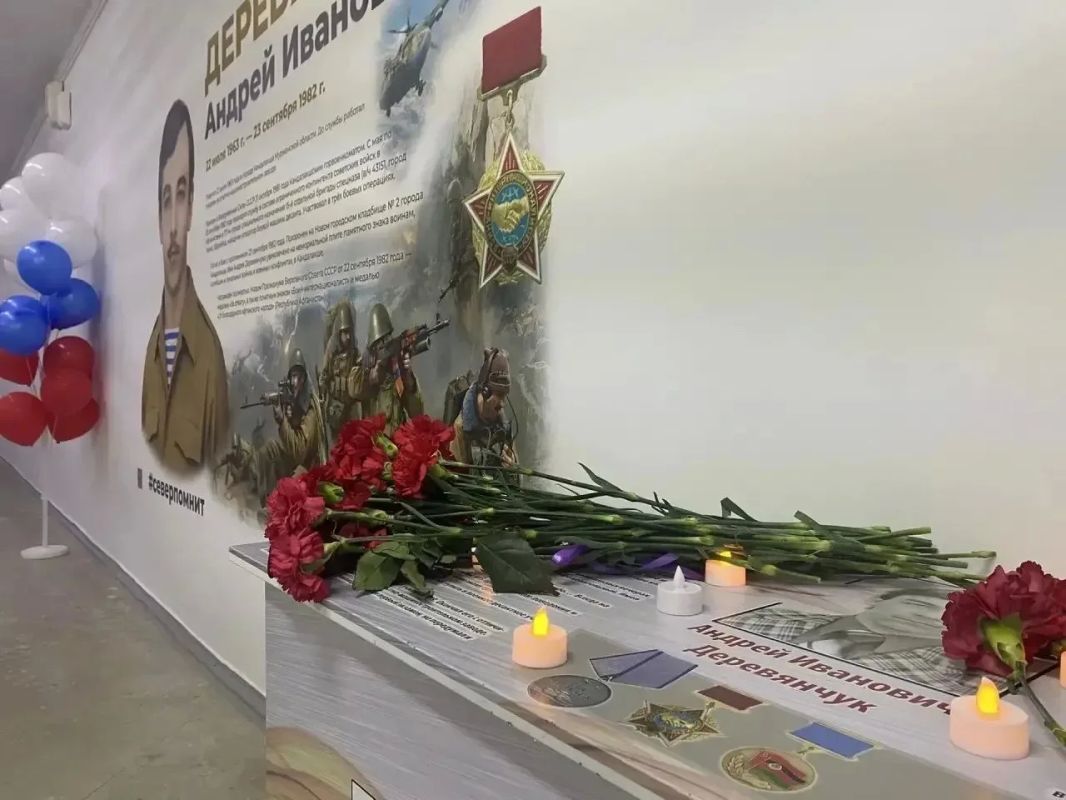 В День единых действий в Мурманской области открыли новые муралы и «Парты Героя» В День единых действий в Мурманской области открыли новые муралы и «Парты Героя»