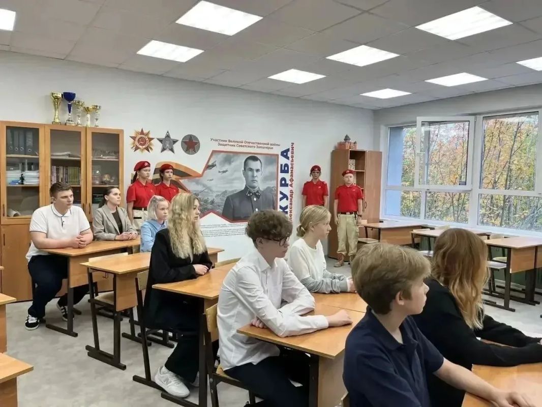 В День единых действий в Мурманской области открыли новые муралы и «Парты Героя» В День единых действий в Мурманской области открыли новые муралы и «Парты Героя»