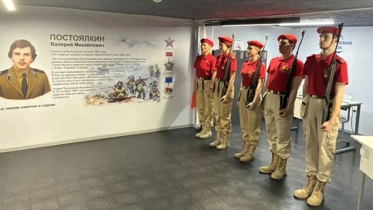 В школах и колледжах Мурманской области открыли новые муралы и "Парты Героя" В школах и колледжах Мурманской области открыли новые муралы и "Парты Героя"