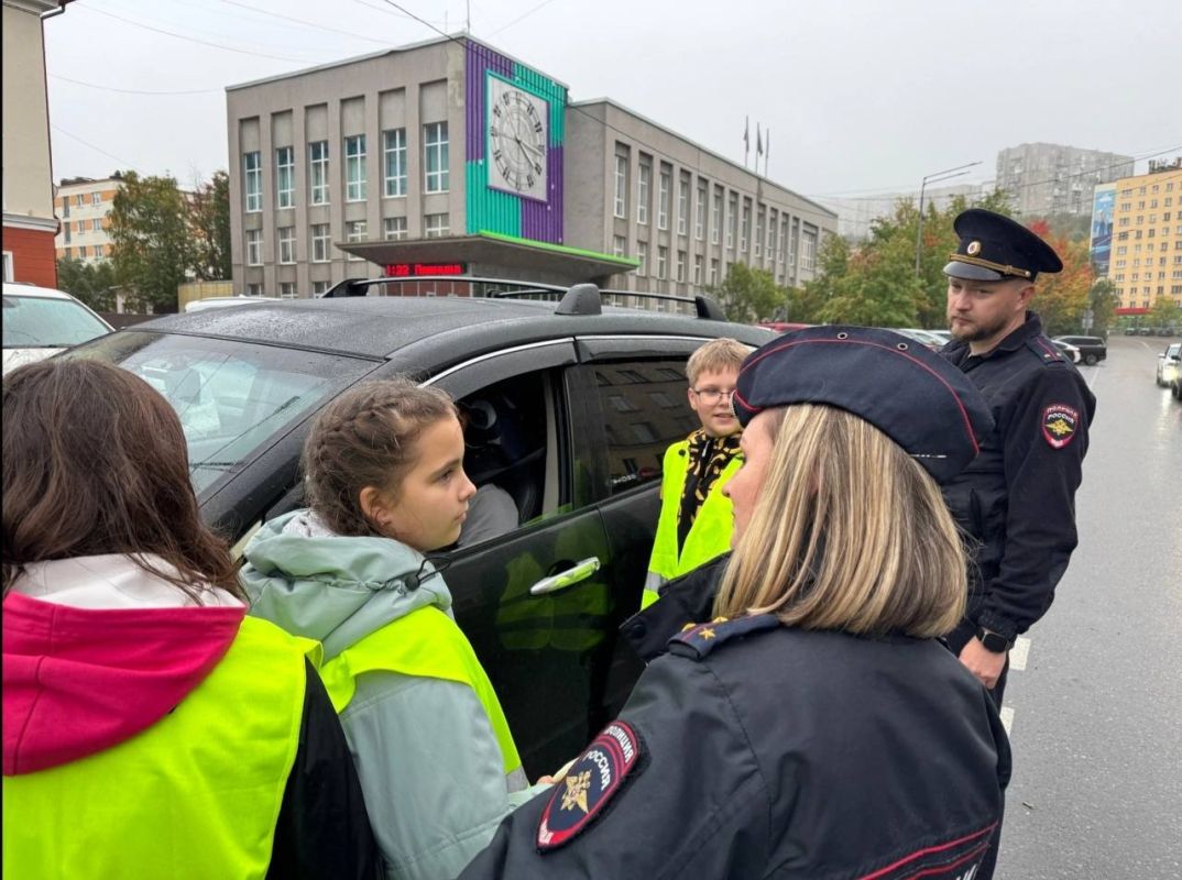 В начале нового учебного года наши коллеги из Госавтоинспекции Североморска совместно с педагогами, отрядами юных инспекторов движения (ЮИД), специалистами Центра профилактики детского дорожно-транспортного травматизма... В начале нового учебного года наши коллеги из Госавтоинспекции Североморска совместно с педагогами, отрядами юных инспекторов движения (ЮИД), специалистами Центра профилактики детского дорожно-транспортного травматизма...