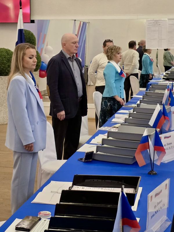 Председатель Избирательной комиссии Мурманской области Антон Богомолов дал старт голосованию в Кировске Председатель Избирательной комиссии Мурманской области Антон Богомолов дал старт голосованию в Кировске